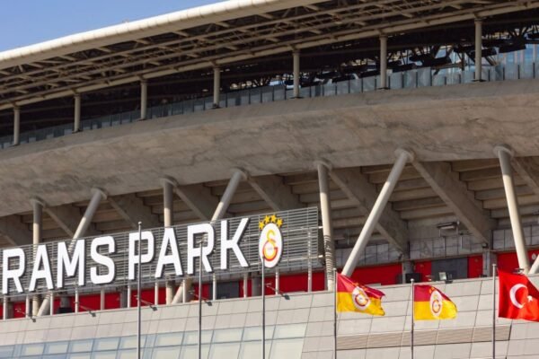 Sacha Boey al Galatasaray: ufficiale l’accordo con il Bayern Monaco