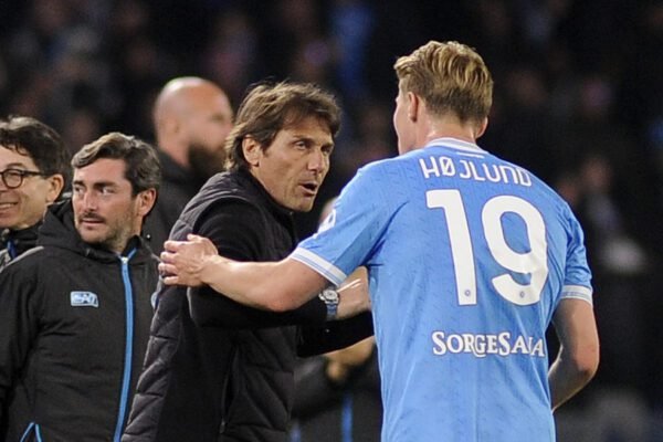 il Napoli espugna Cagliari e vola al secondo posto
