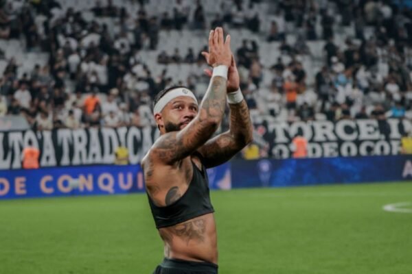 Corinthians, Depay nei guai per l’uso del cellulare in panchina