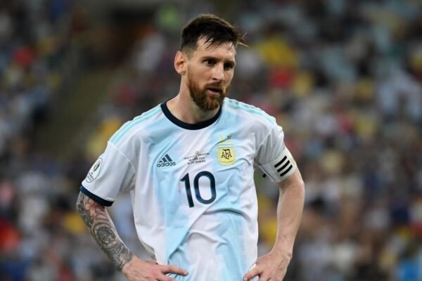 Messi dice addio alla Nazionale, l’Argentina lo saluta