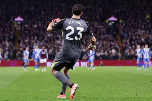 Chelsea valuta la mossa Dibu Martínez, il portiere è pronto a dire sì